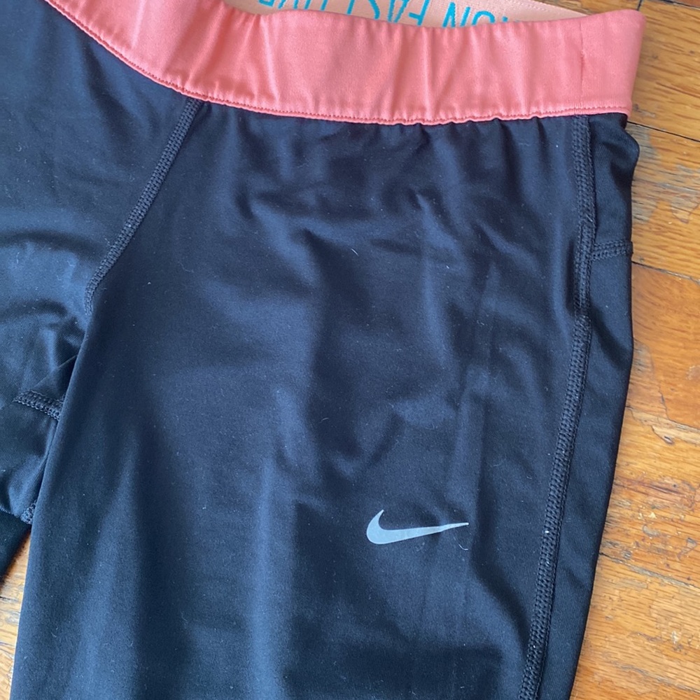 Womens Nike Dri-Fit Black Capri size Medium - Picture 2 of 4